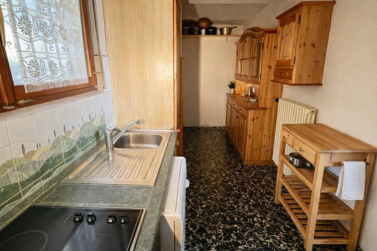 Casa unifamiliare in posizione tranquilla con vista, da ristrutturare - Foto 7 di 15
