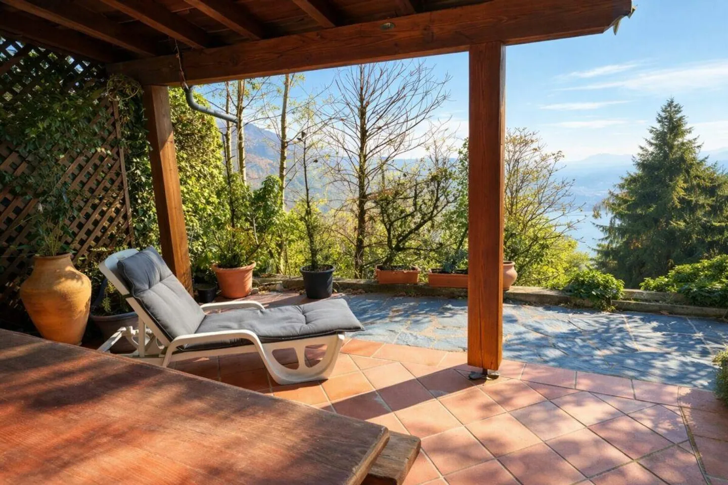 Casa unifamiliare in posizione tranquilla con vista, da ristrutturare - Foto 11 di 15