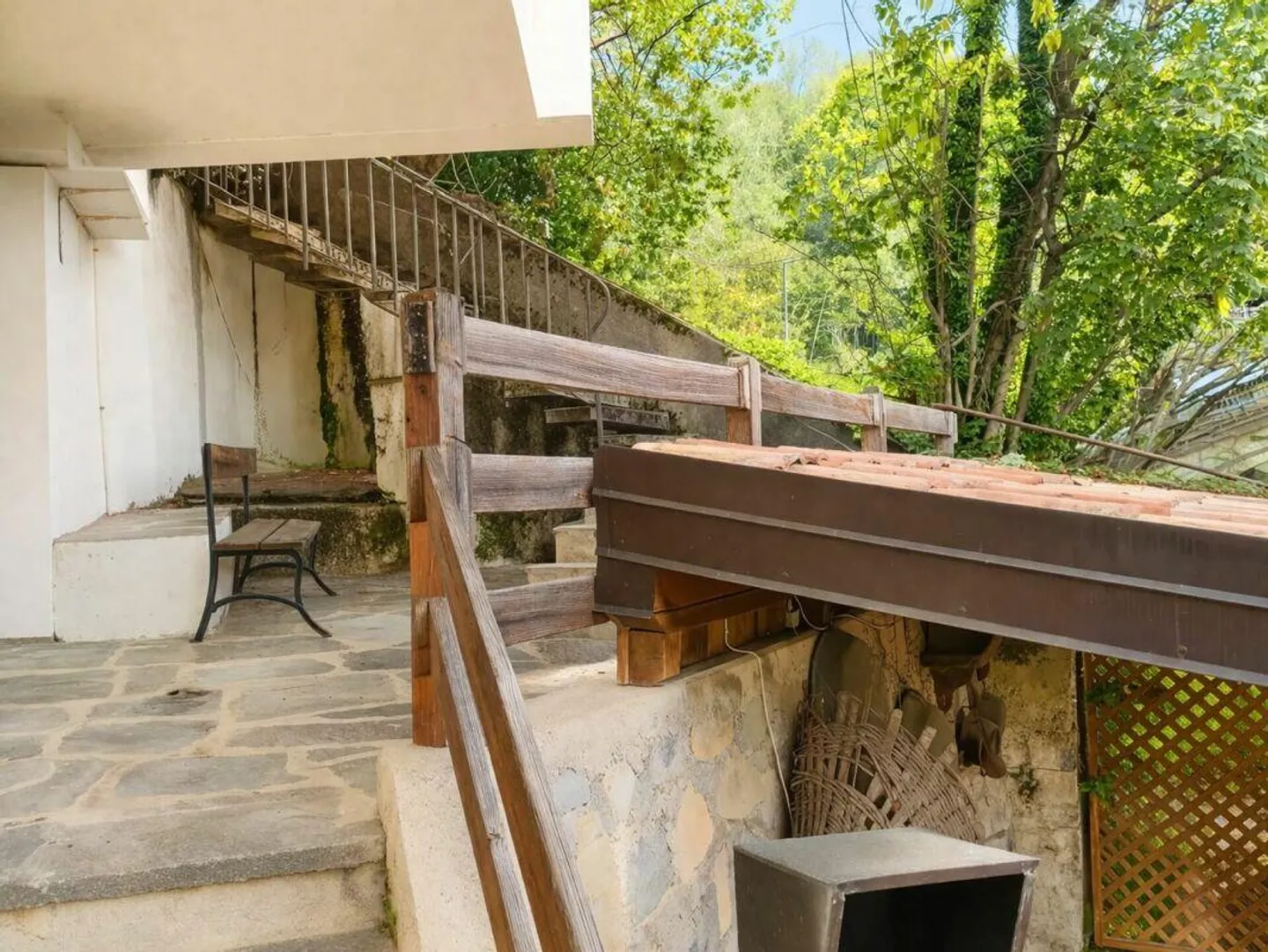 Casa unifamiliare in posizione tranquilla con vista, da ristrutturare - Foto 12 di 15