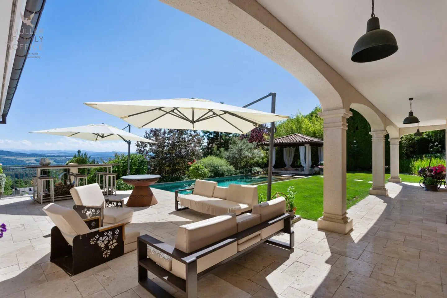 Mediterrane Luxusvilla mit Naturpool und traumhaftem Gartenparadies - Photo 3 sur 13