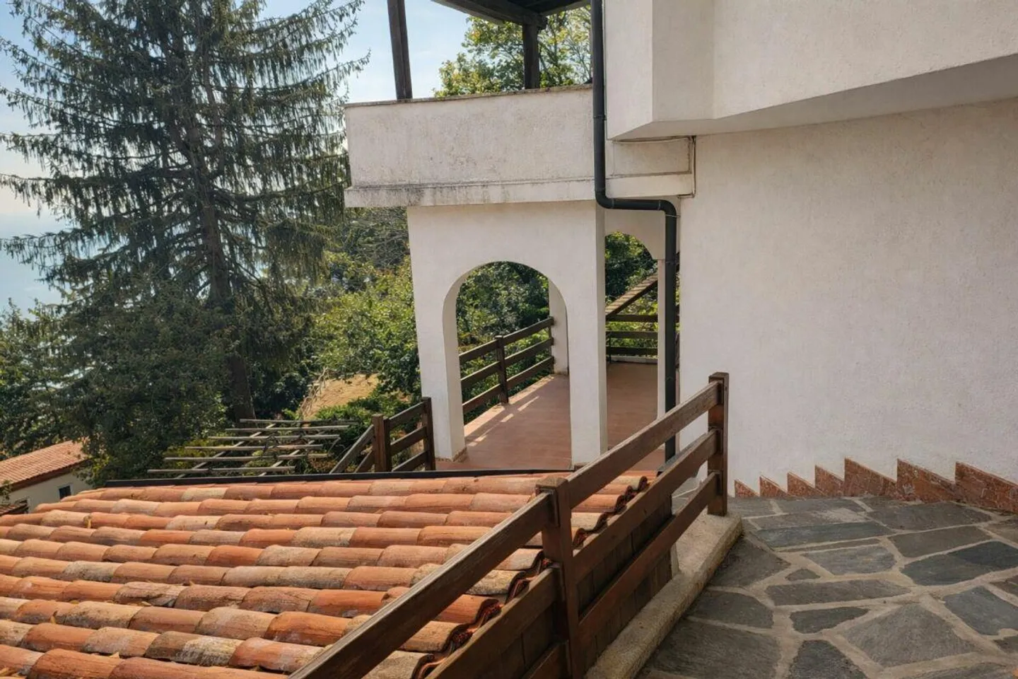 Casa unifamiliare in posizione tranquilla con vista, da ristrutturare - Foto 13 di 15
