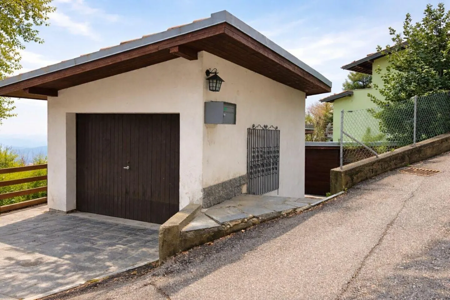 Casa unifamiliare in posizione tranquilla con vista, da ristrutturare - Foto 14 di 15