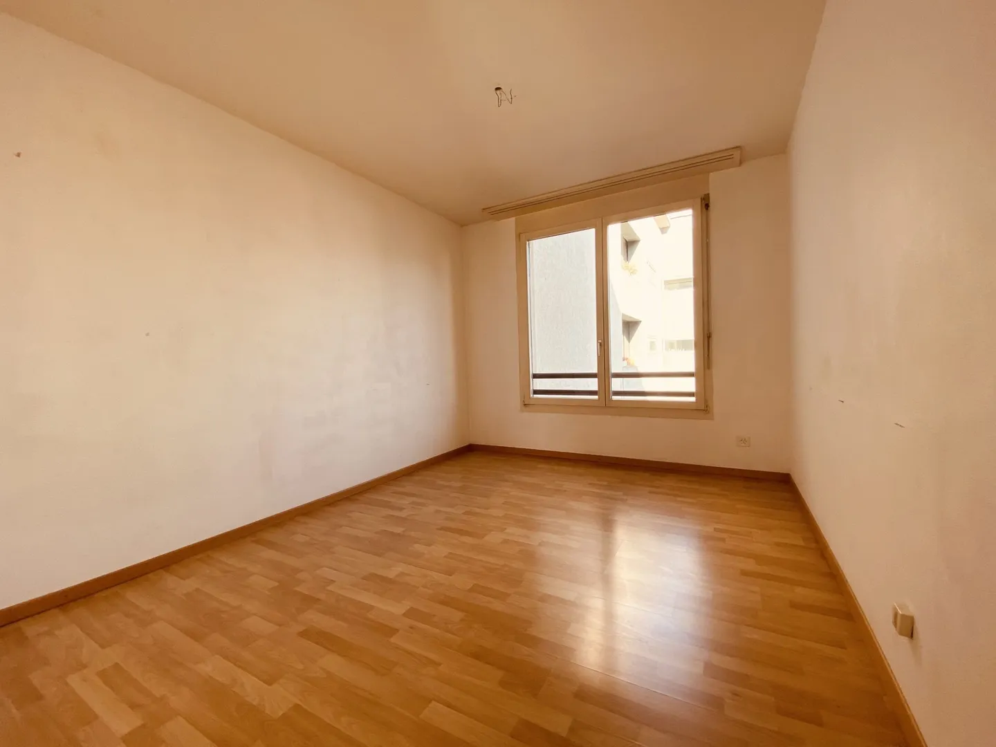 Appartamento 3.5 locali con balcone, lavatrice privata, cantina e locale biciclette - Foto 5 di 8