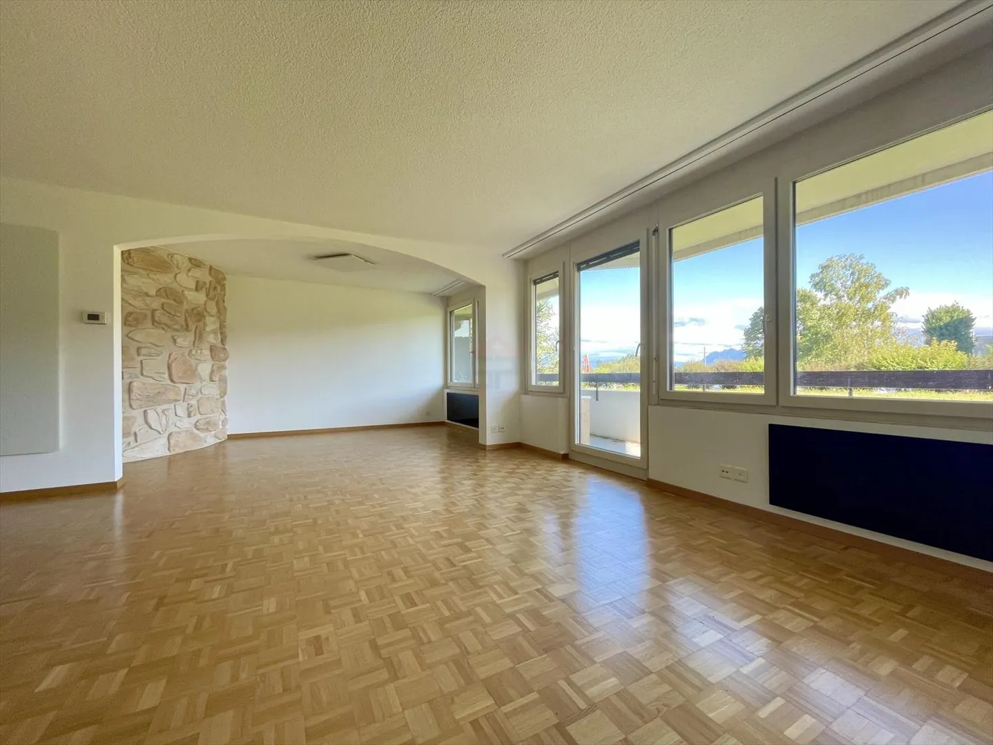 Ampio appartamento di 3,5 locali con balcone a Tolochenaz - Foto 4 di 11