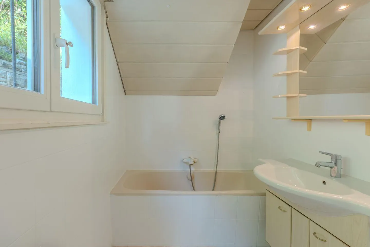 Casa unifamiliare recentemente ristrutturata vicino al centro di Heerbrugg - Foto 9 di 13