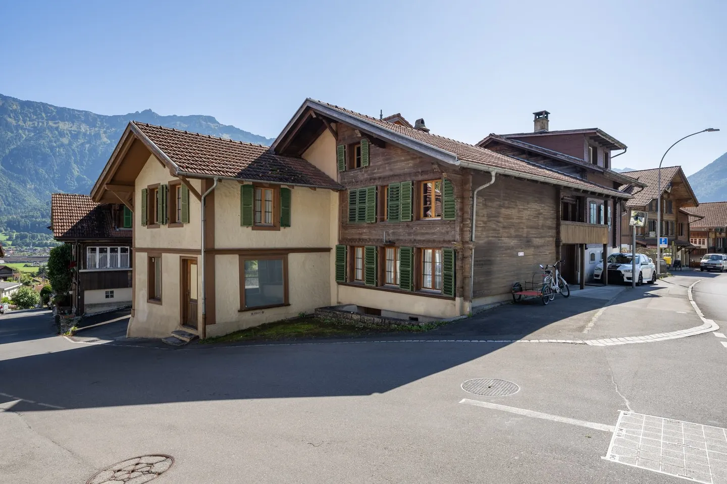 Residential building in the heart of Goldswil - A house with history seeks future - Photo 1 of 22