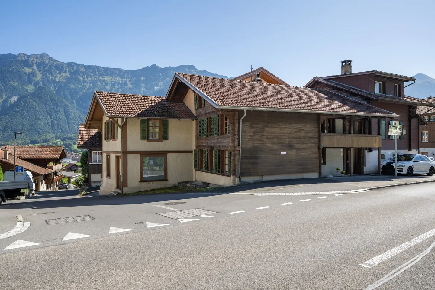 Residential building in the heart of Goldswil - A house with history seeks future - Photo 2 of 22