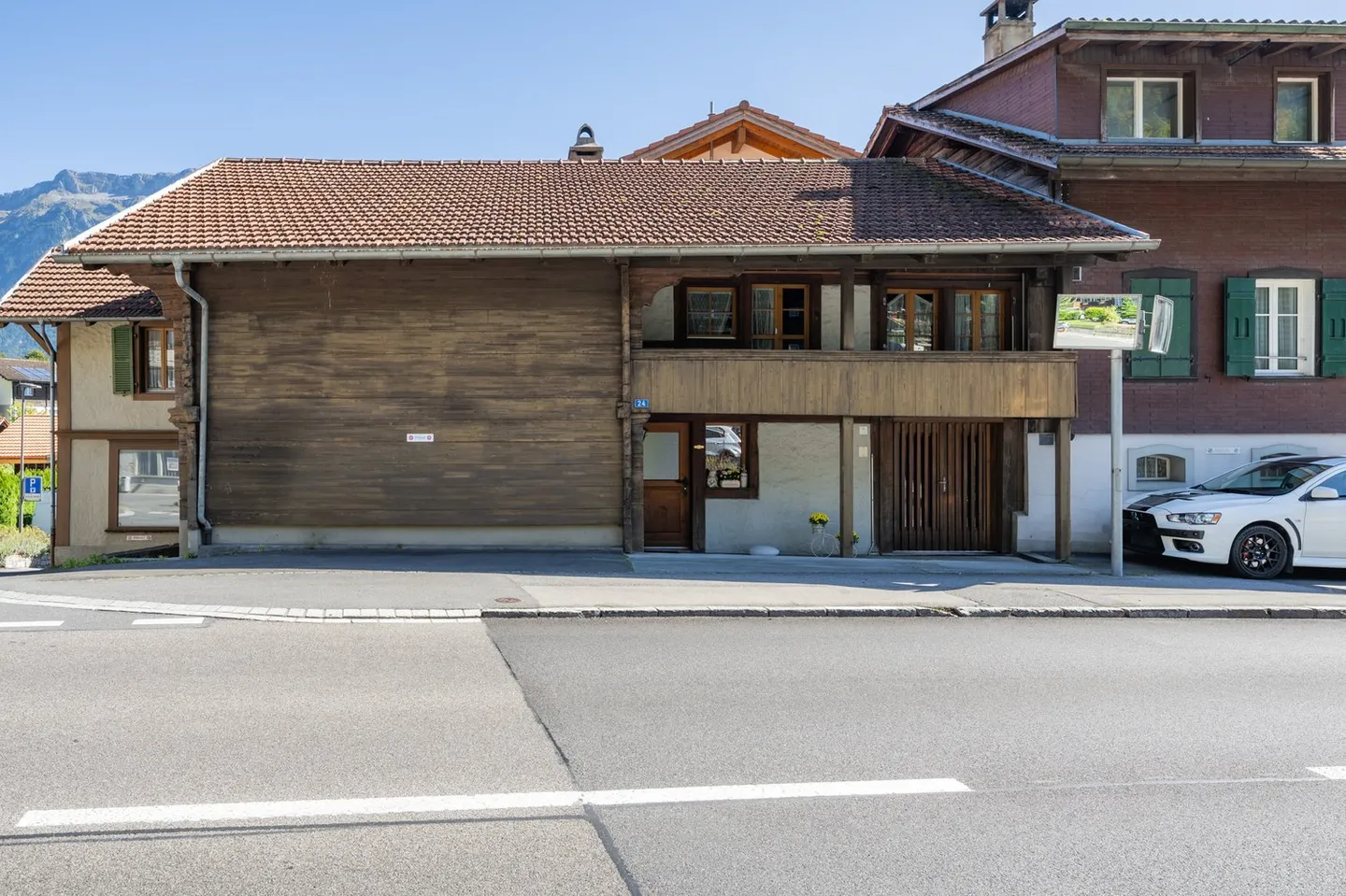 Residential building in the heart of Goldswil - A house with history seeks future - Photo 3 of 22