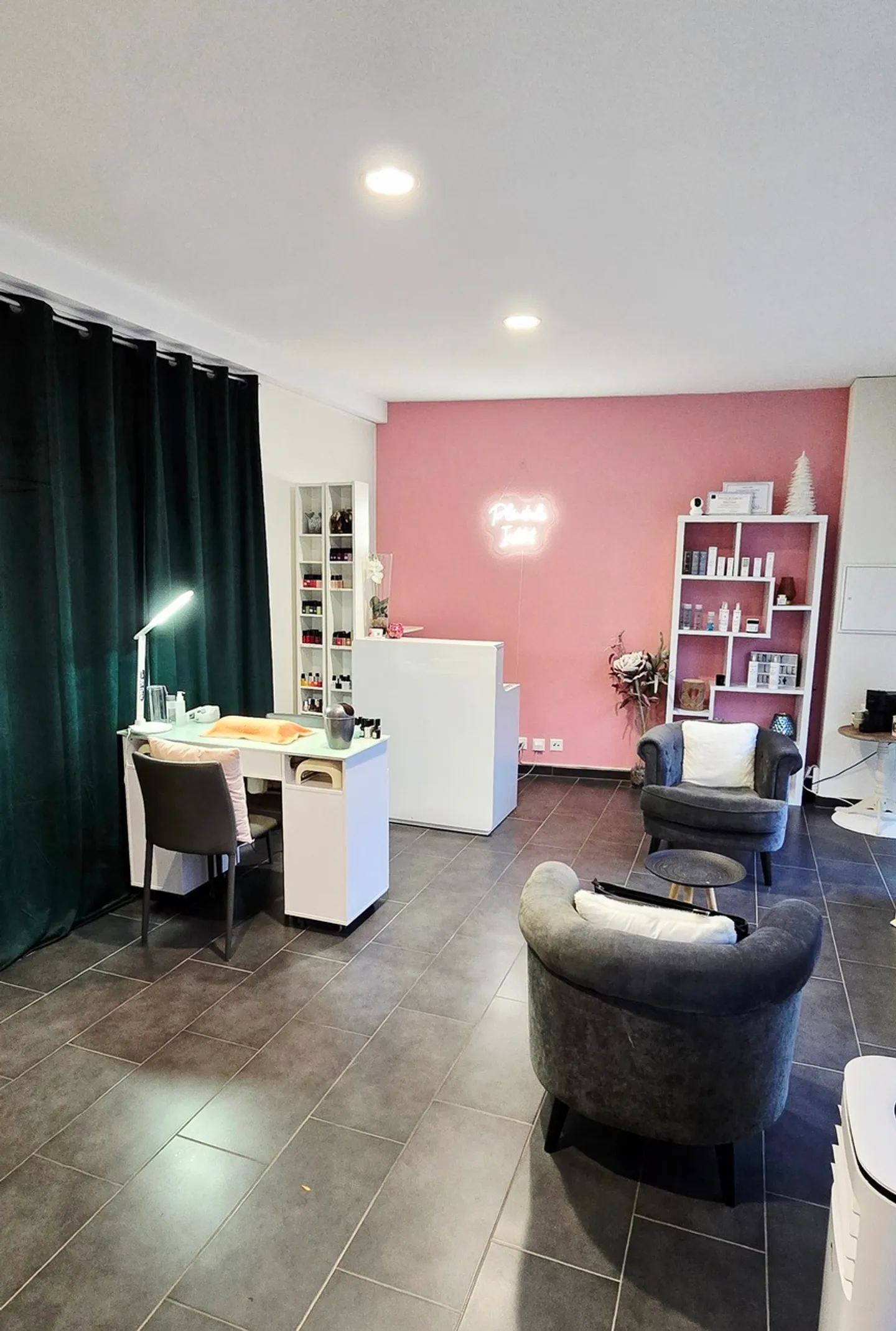 Nail salon - Photo 2 of 9