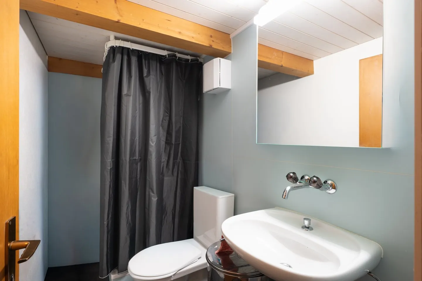 Residential building in the heart of Goldswil - A house with history seeks future - Photo 6 of 22