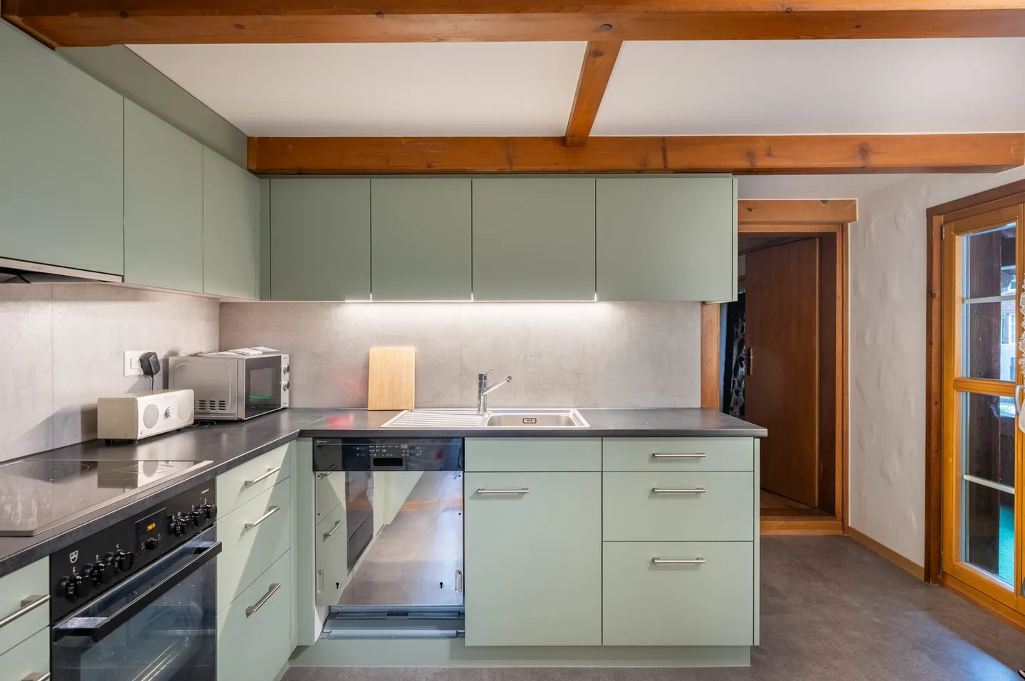 Residential building in the heart of Goldswil - A house with history seeks future - Photo 7 of 22