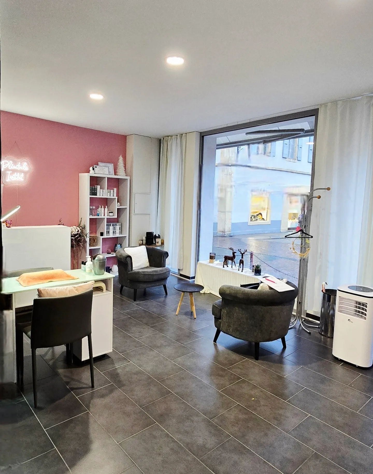 Nail salon - Photo 3 of 9