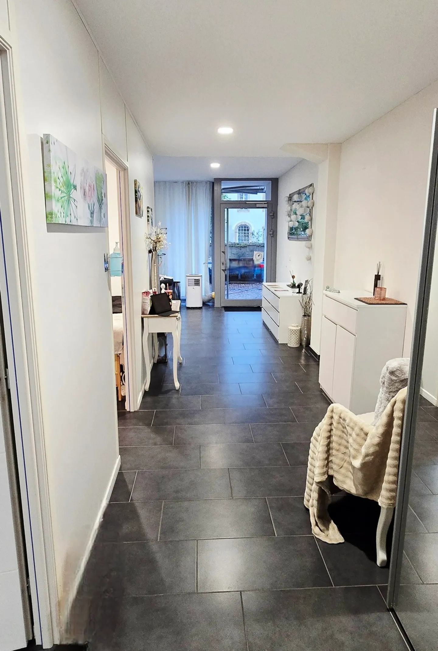 Nail salon - Photo 4 of 9