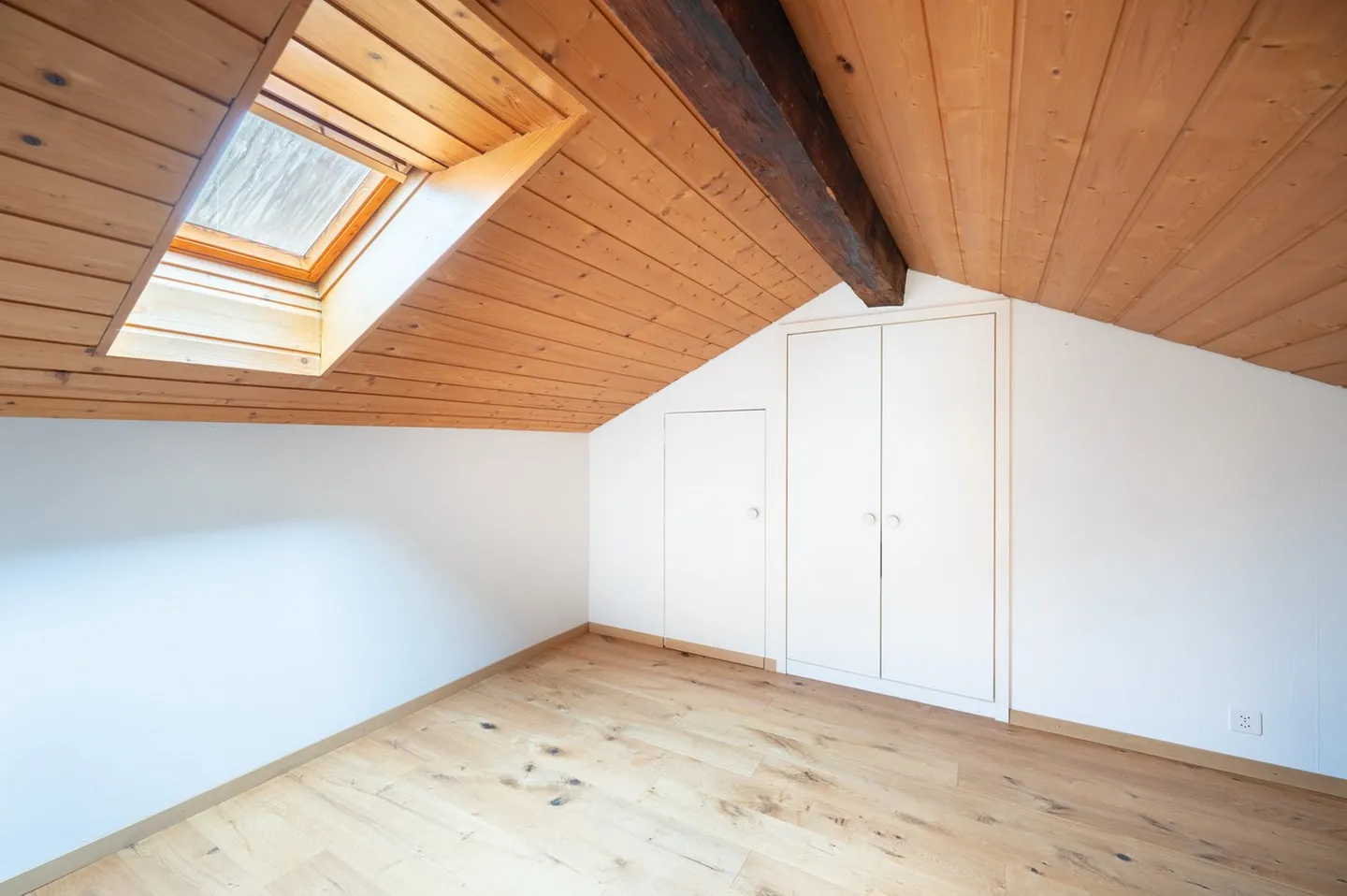 Residential building in the heart of Goldswil - A house with history seeks future - Photo 12 of 22