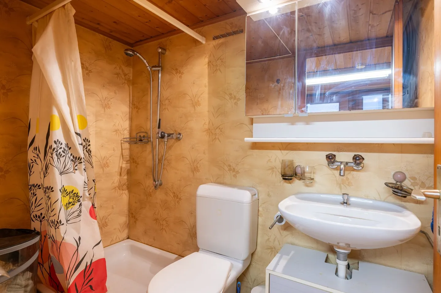 Residential building in the heart of Goldswil - A house with history seeks future - Photo 14 of 22