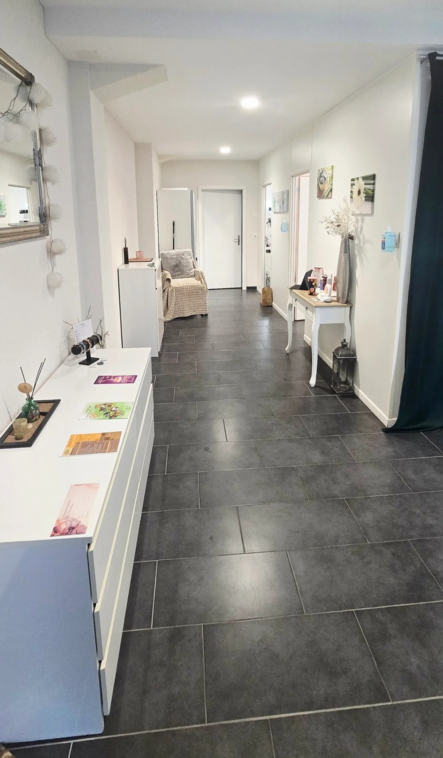 Nail salon - Photo 6 of 9