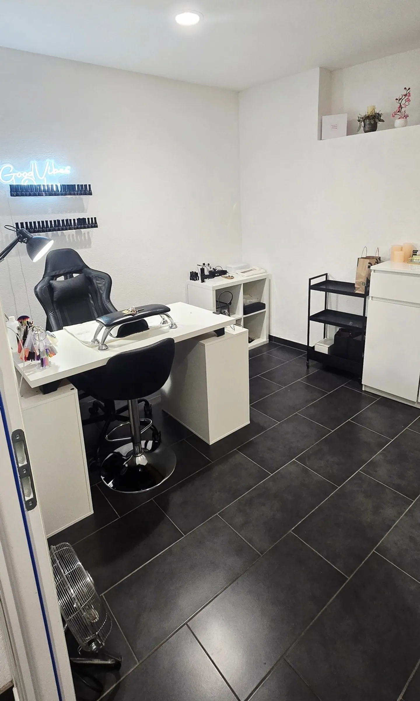 Nail salon - Photo 7 of 9