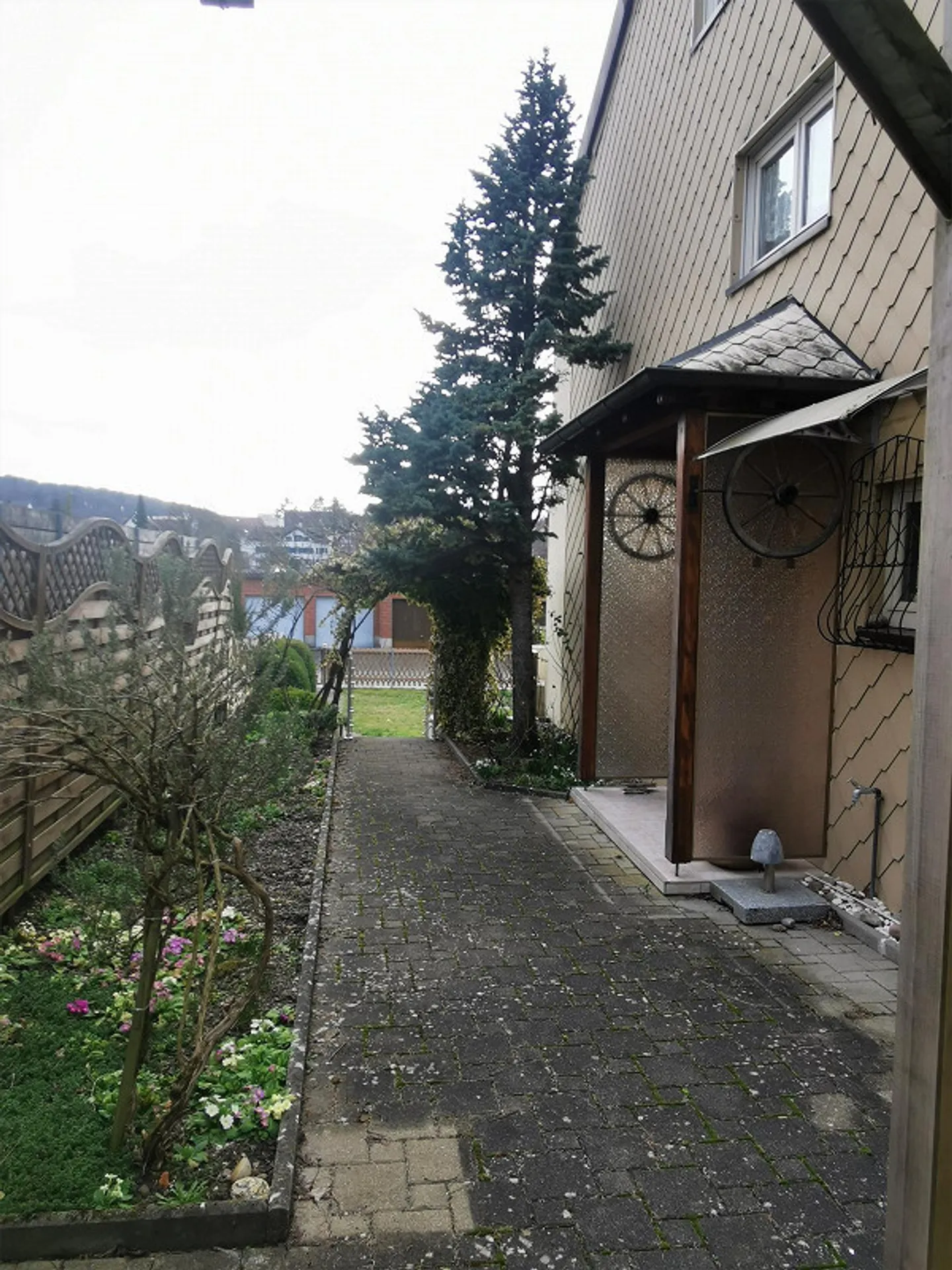 Spacious 7.5-Room House with Garden and Garage - Photo 4 of 29