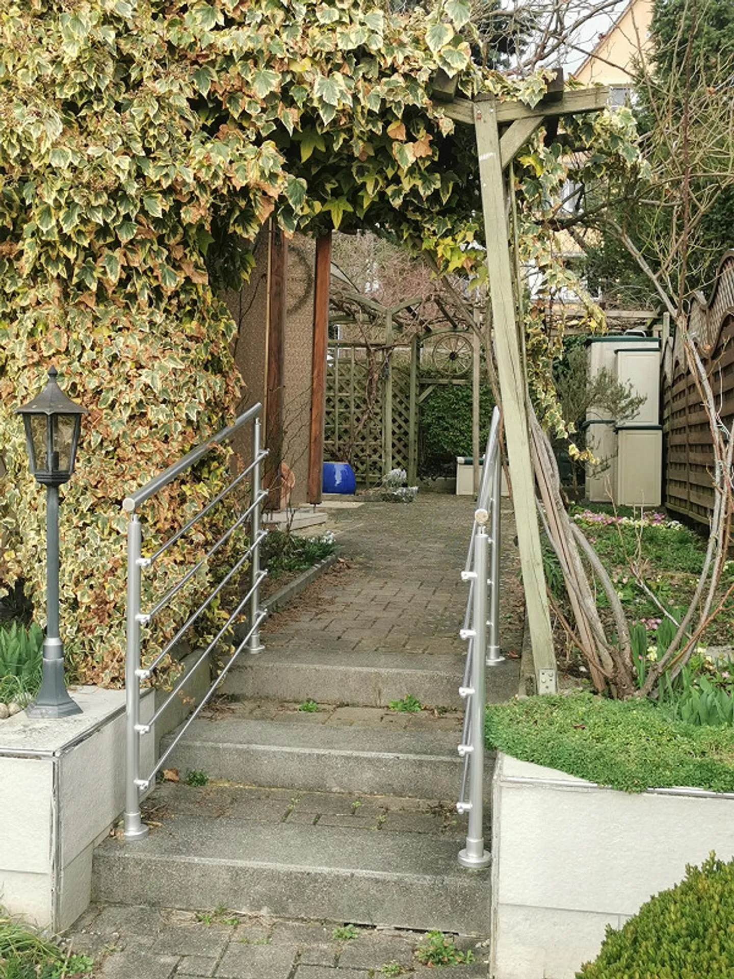 Spacious 7.5-Room House with Garden and Garage - Photo 6 of 29