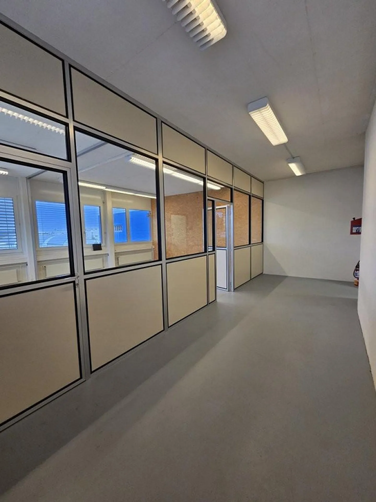 Espace commercial / bureau avec vue de 65,40 m2 dans "Hirzi" Zollikofen - Photo 2 sur 5
