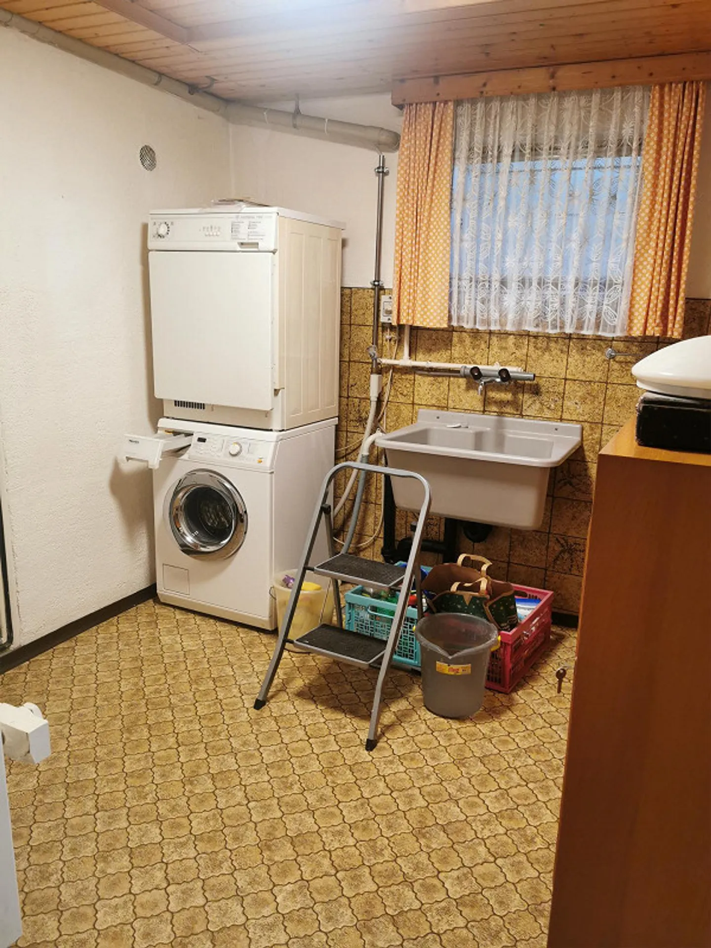 Spacious 7.5-Room House with Garden and Garage - Photo 28 of 29