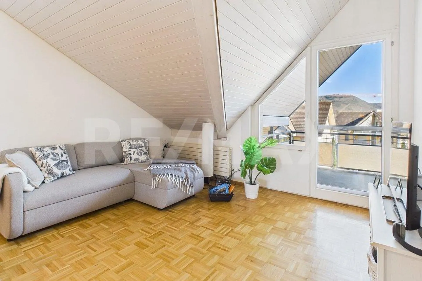Charming 2½-Room Maisonette Apartment with Special Flair in a Quiet Residential Area - Photo 5 of 13