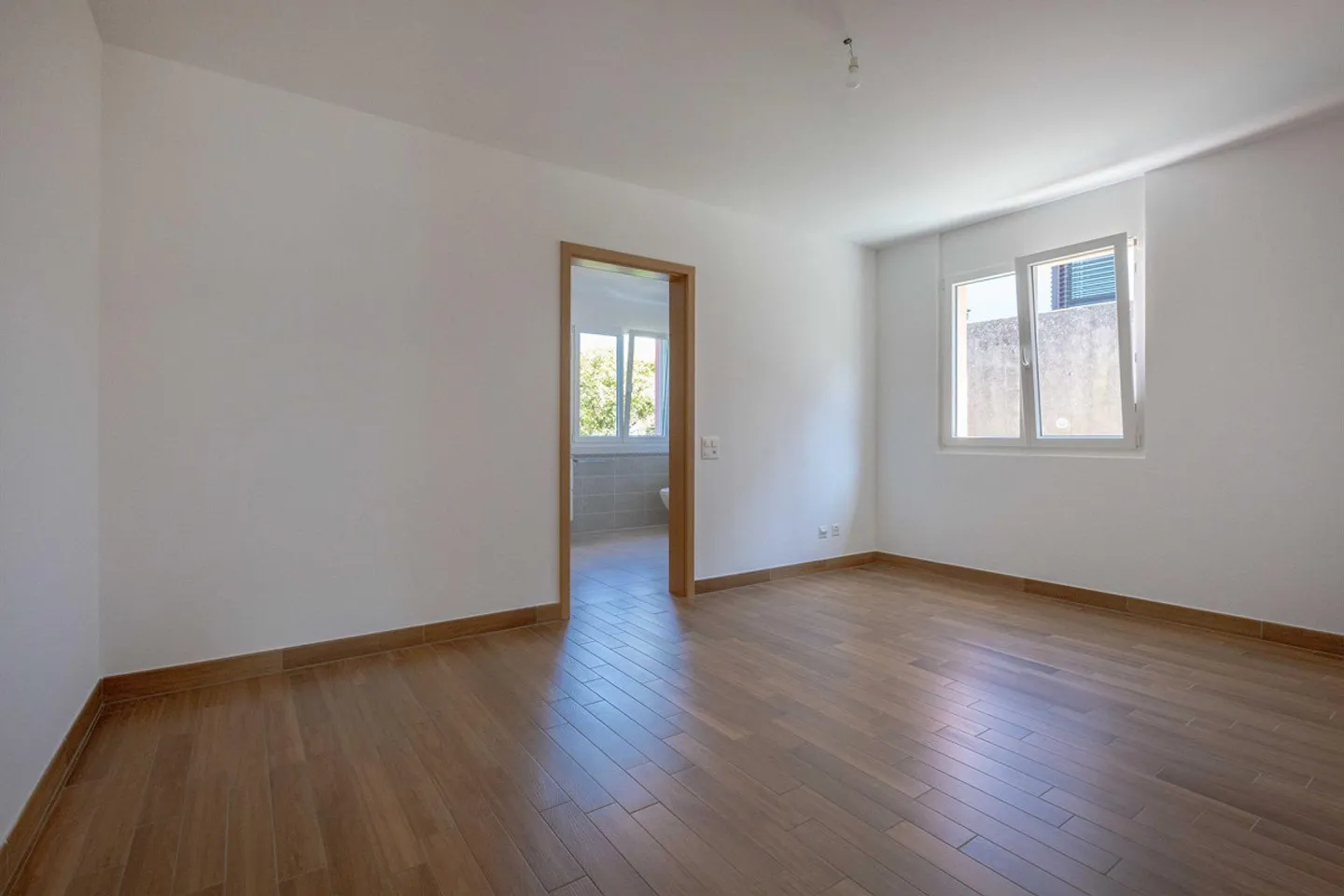 PRACHTVOLLE VILLA 5.5 MIT GARTEN UND SEEBLICK IN DER COLLINA D'ORO - Foto 6 von 9