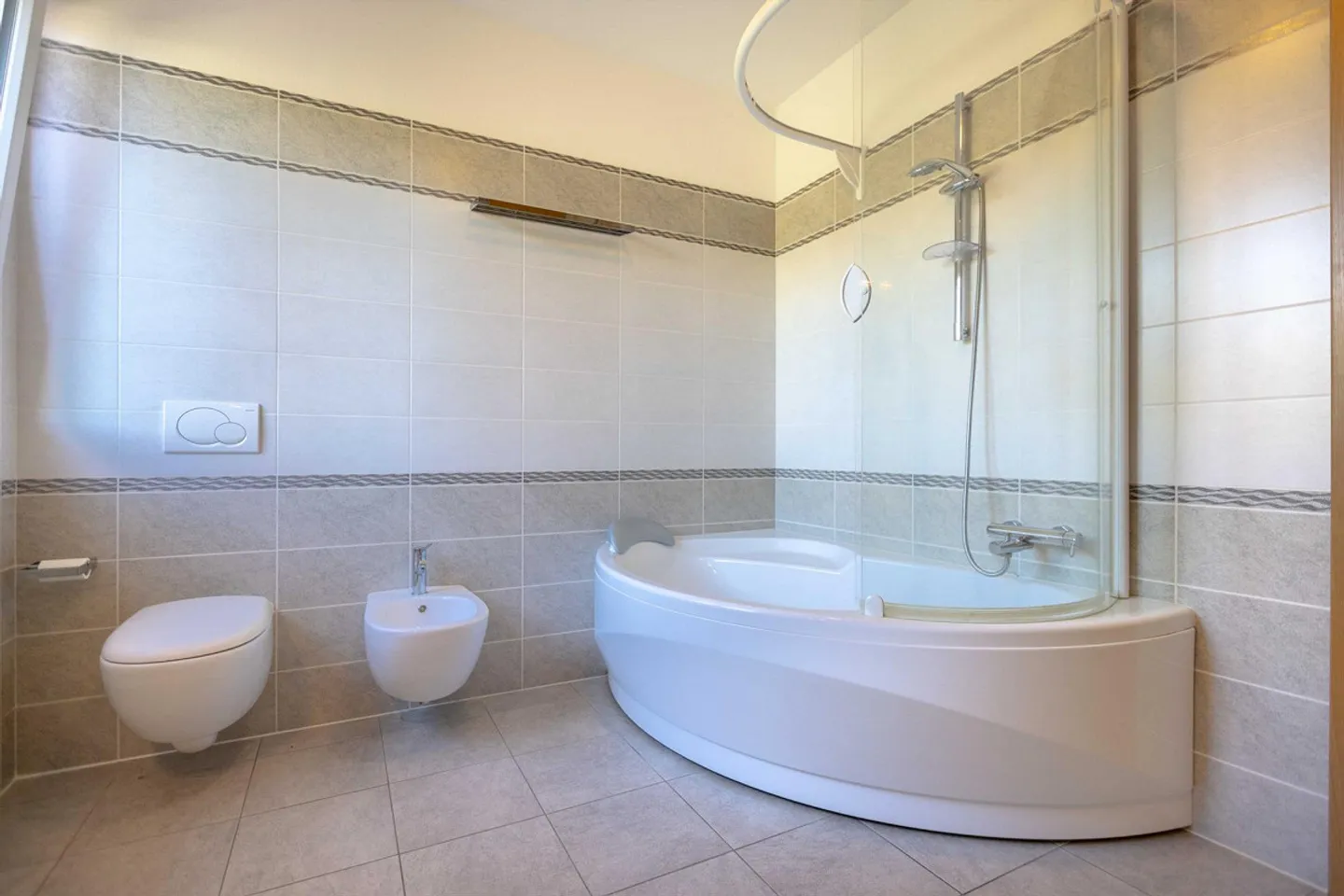 PRACHTVOLLE VILLA 5.5 MIT GARTEN UND SEEBLICK IN DER COLLINA D'ORO - Foto 7 von 9