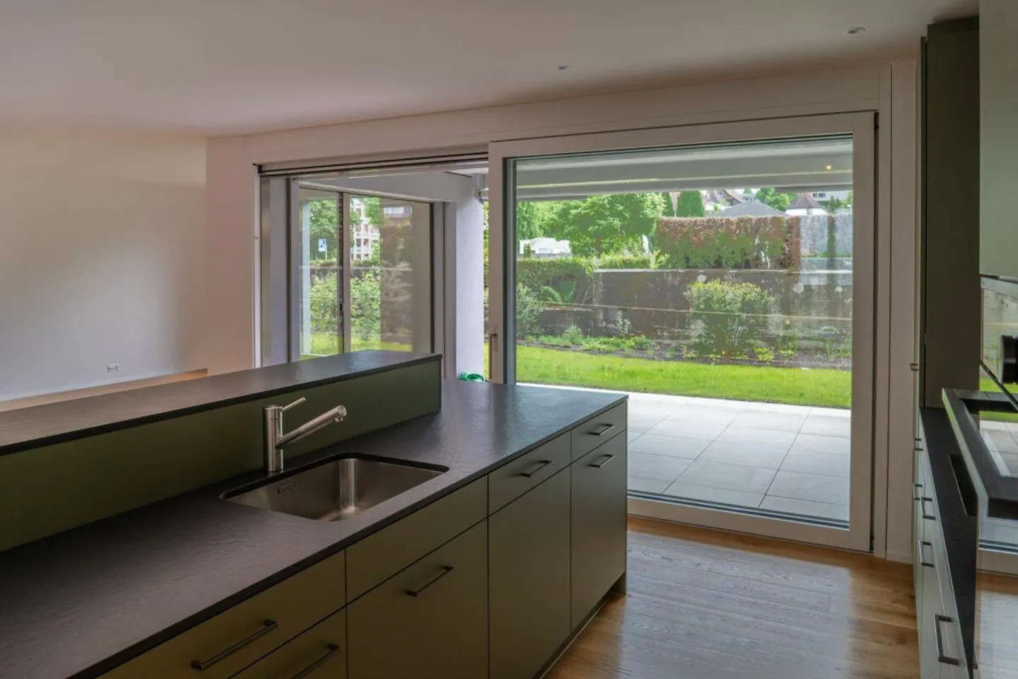 Newly built 4½ room garden apartment in an excellent location - Photo 2 of 8