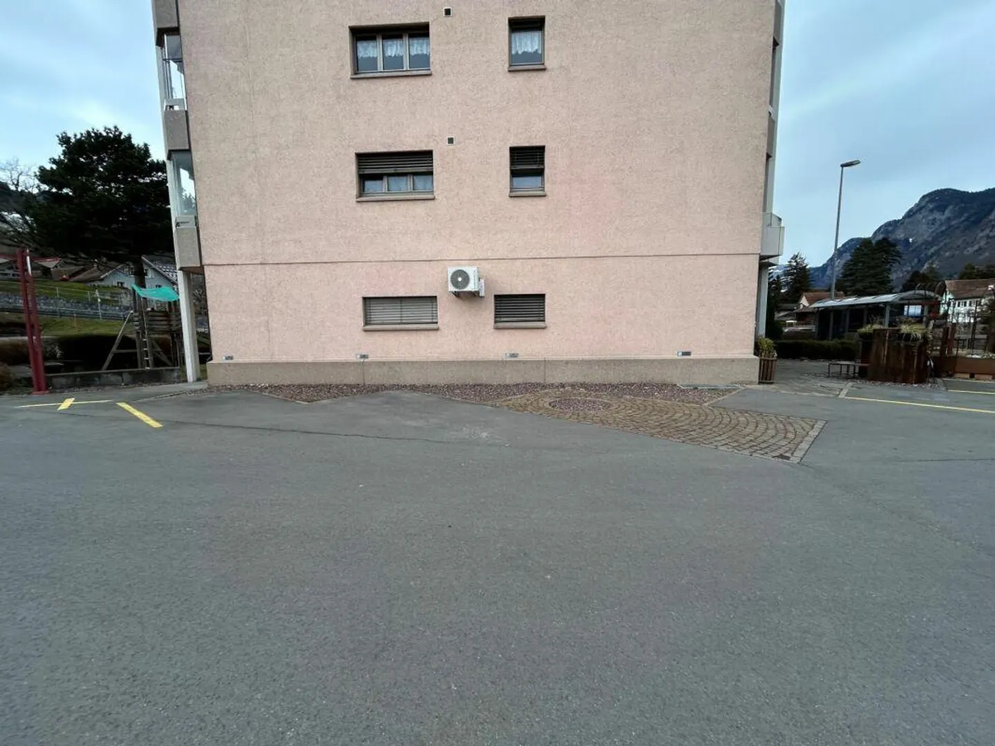 Aussenparkplatz - Foto 1 von 2