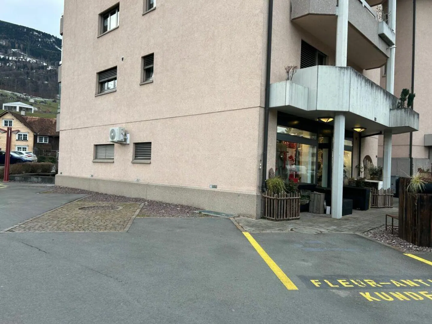 Aussenparkplatz - Foto 2 von 2