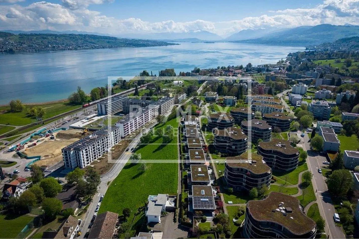 Exclusive 6-Room Semi-Detached House with Unobstructed Panoramic Lake View over Lake Zurich - Photo 3 of 13