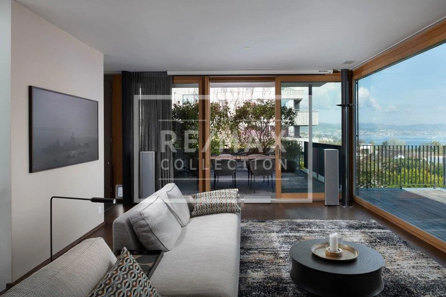 Exclusive 6-Room Semi-Detached House with Unobstructed Panoramic Lake View over Lake Zurich - Photo 4 of 13