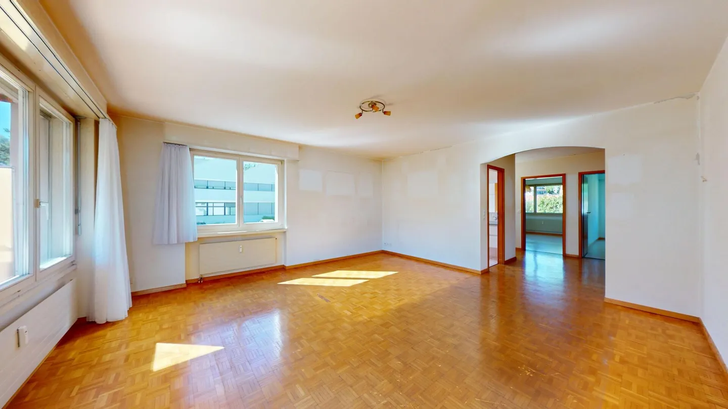 Cozy apartment with a lot of design potential in a central location - Photo 4 of 9