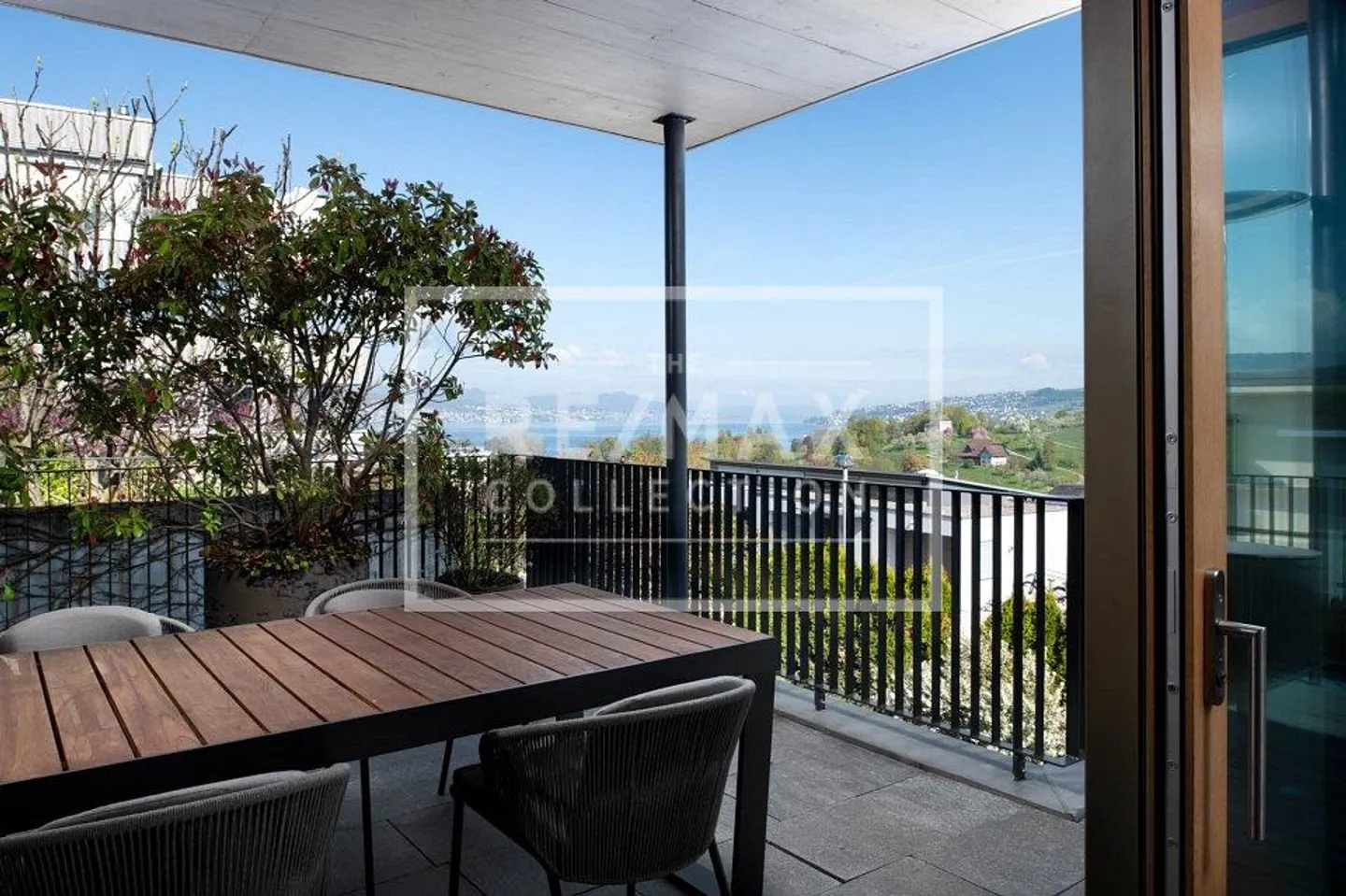 Exclusive 6-Room Semi-Detached House with Unobstructed Panoramic Lake View over Lake Zurich - Photo 12 of 13