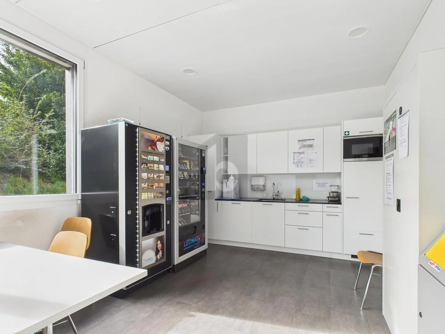 MODERN, CENTRAL & BRIGHT - Photo 4 of 6