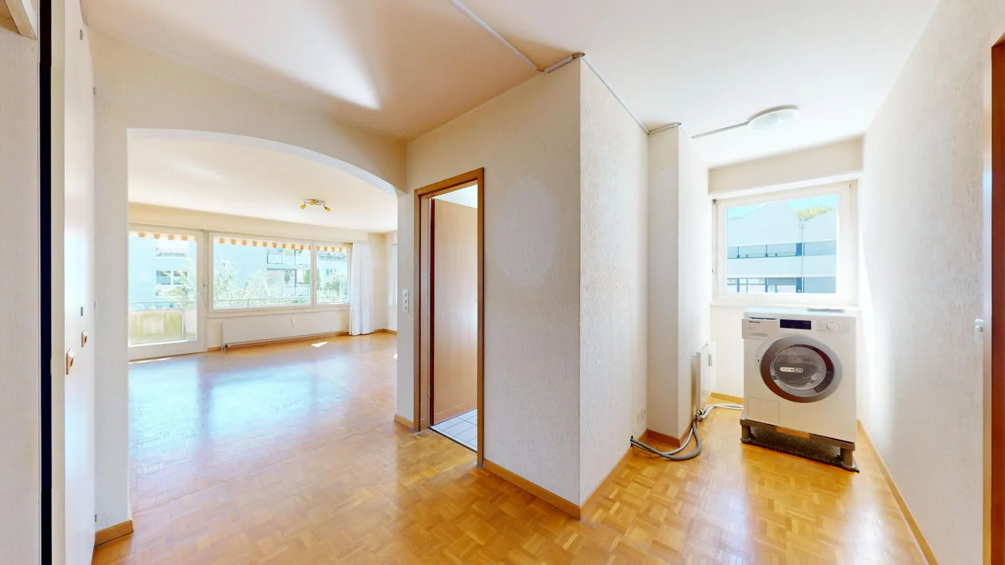 Cozy apartment with a lot of design potential in a central location - Photo 8 of 9