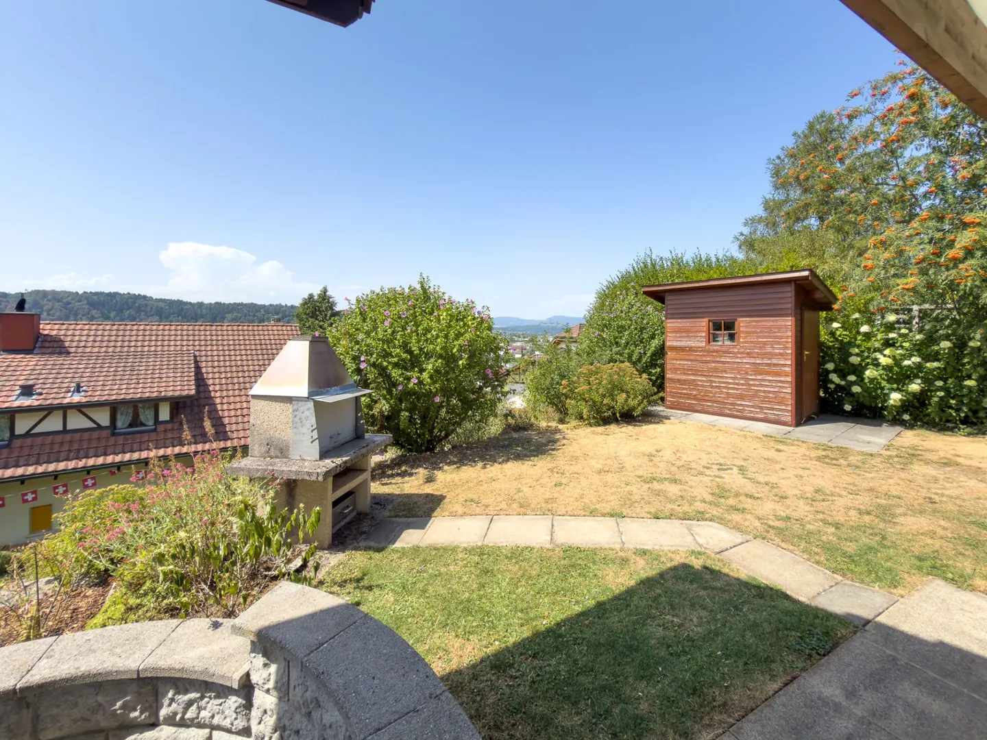 Maison jumelée charmante et spacieuse dans un emplacement soigné - Photo 25 sur 26