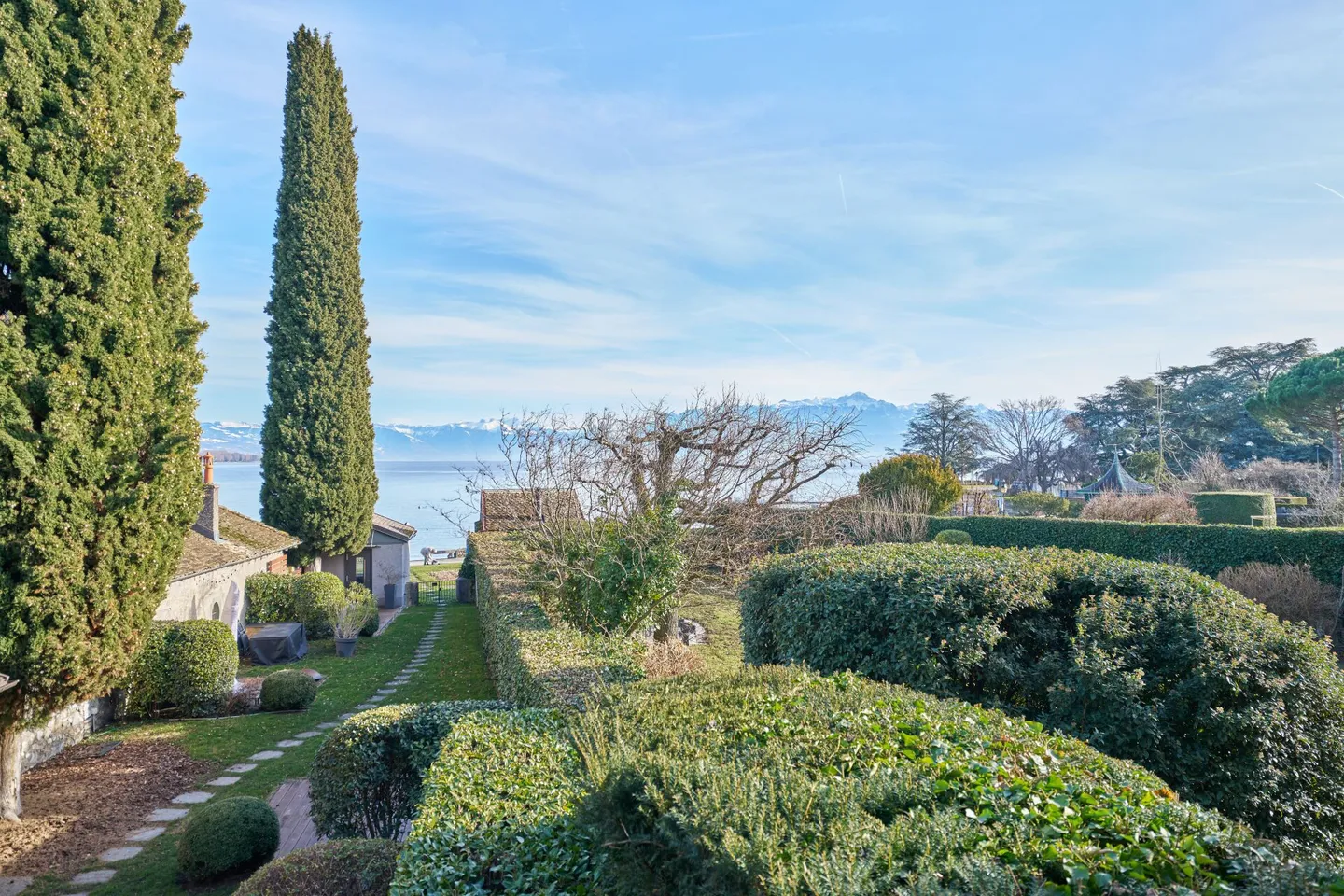 SPACIOUS AND AUTHENTIC WITH DIRECT ACCESS TO THE LAKE - Photo 1 of 8