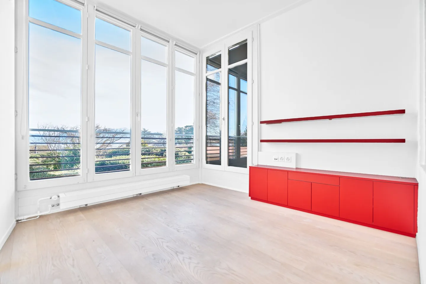 SPACIOUS AND AUTHENTIC WITH DIRECT ACCESS TO THE LAKE - Photo 2 of 8