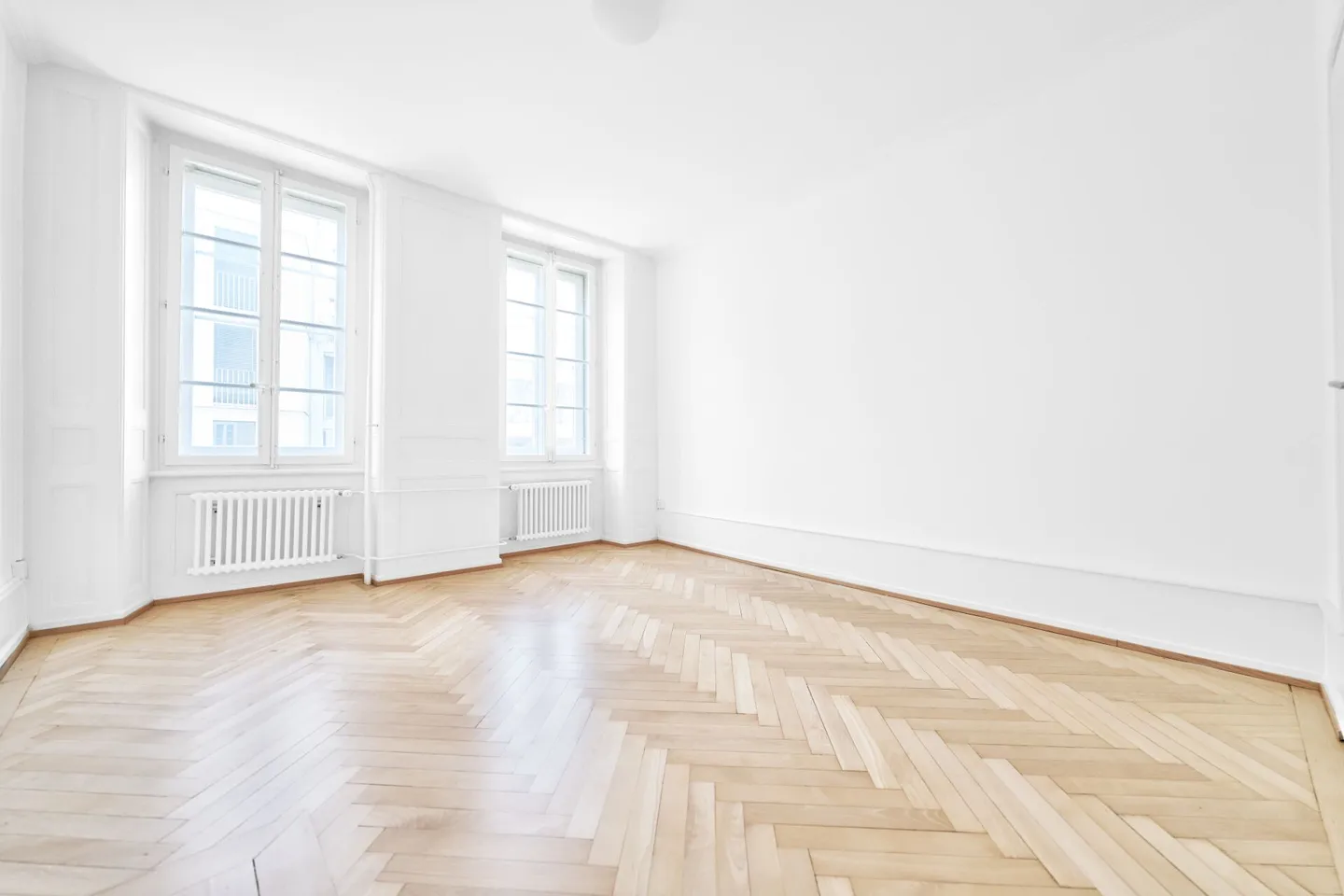 SPACIOUS AND AUTHENTIC WITH DIRECT ACCESS TO THE LAKE - Photo 6 of 8