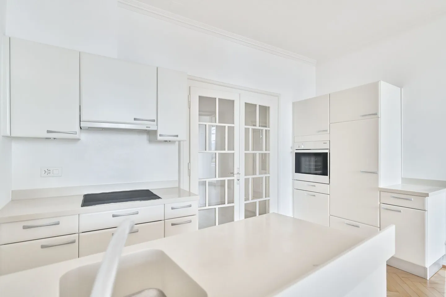 SPACIOUS AND AUTHENTIC WITH DIRECT ACCESS TO THE LAKE - Photo 5 of 8