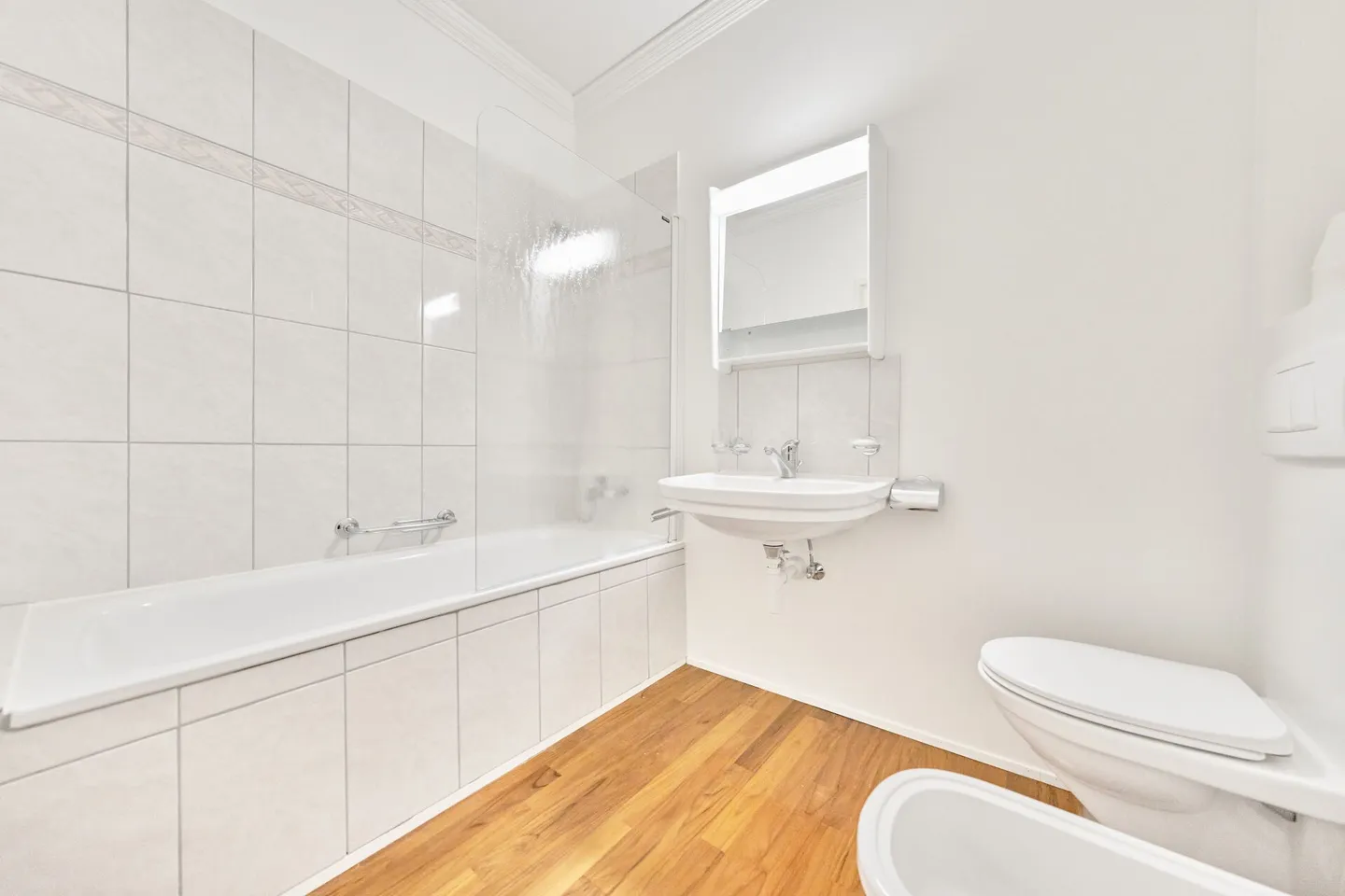 SPACIOUS AND AUTHENTIC WITH DIRECT ACCESS TO THE LAKE - Photo 7 of 8