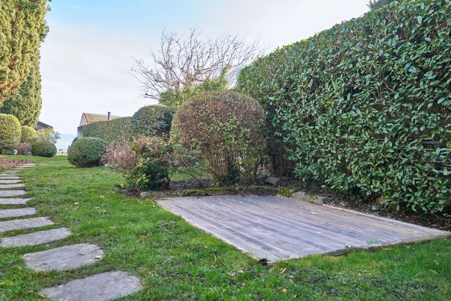 SPACIOUS AND AUTHENTIC WITH DIRECT ACCESS TO THE LAKE - Photo 8 of 8