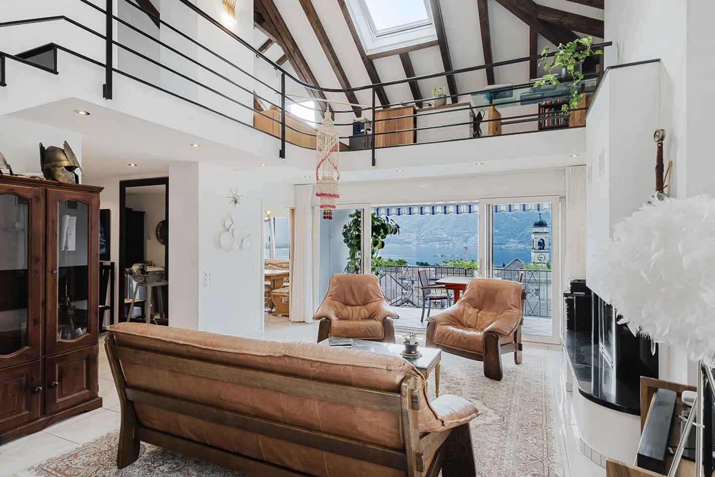 Charming Duplex Penthouse in Residential Area - Photo 2 of 15