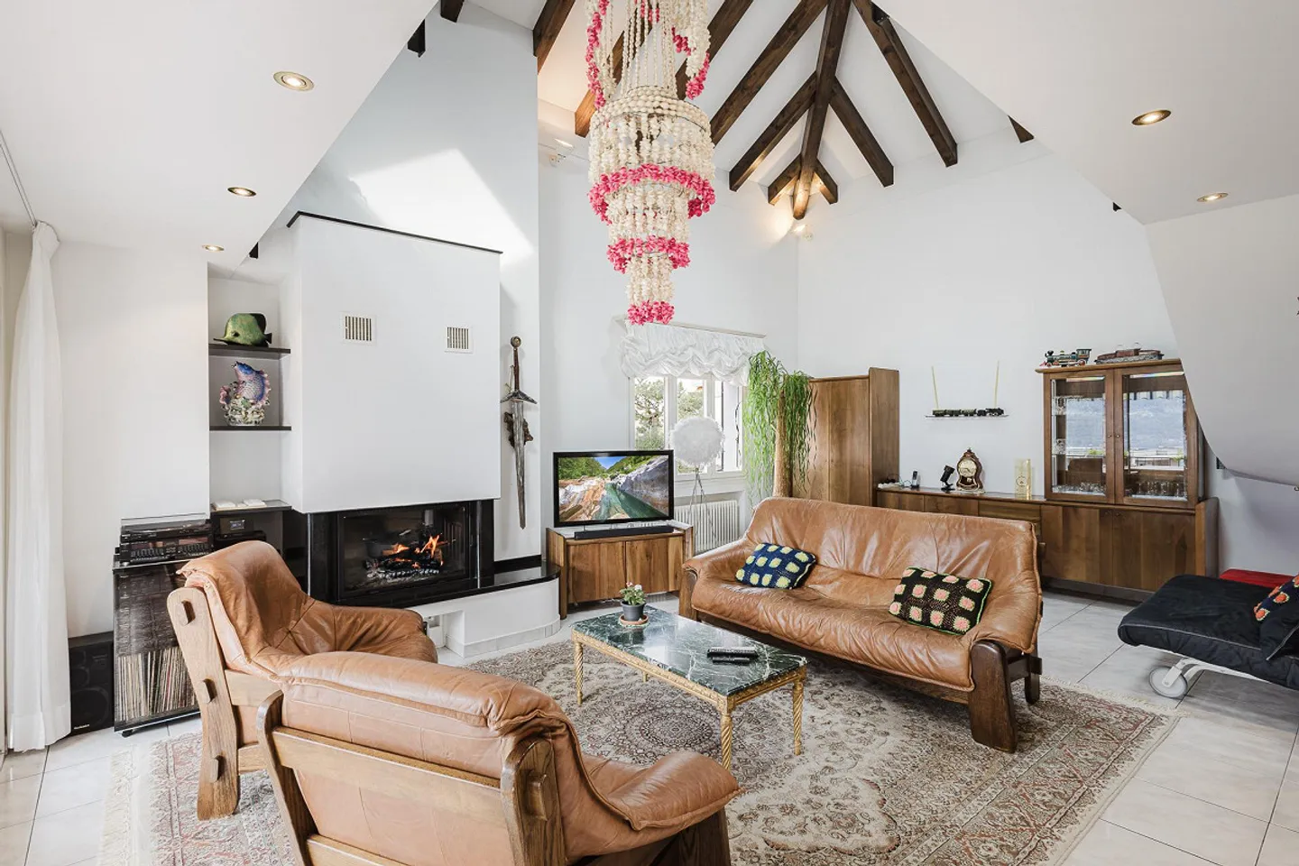 Charming Duplex Penthouse in Residential Area - Photo 3 of 15