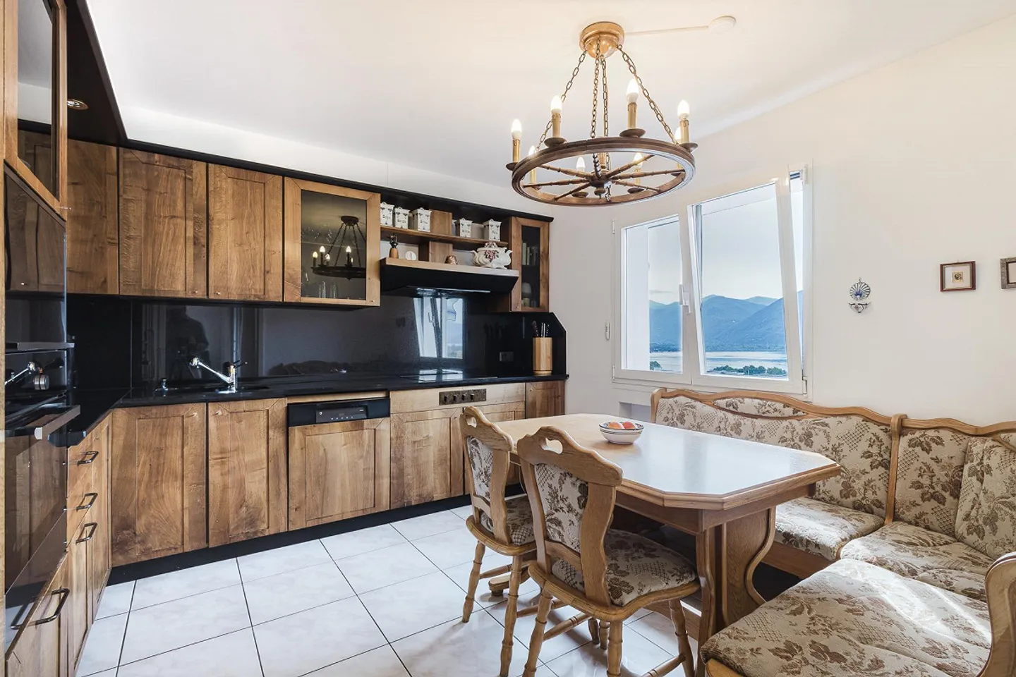 Charming Duplex Penthouse in Residential Area - Photo 4 of 15