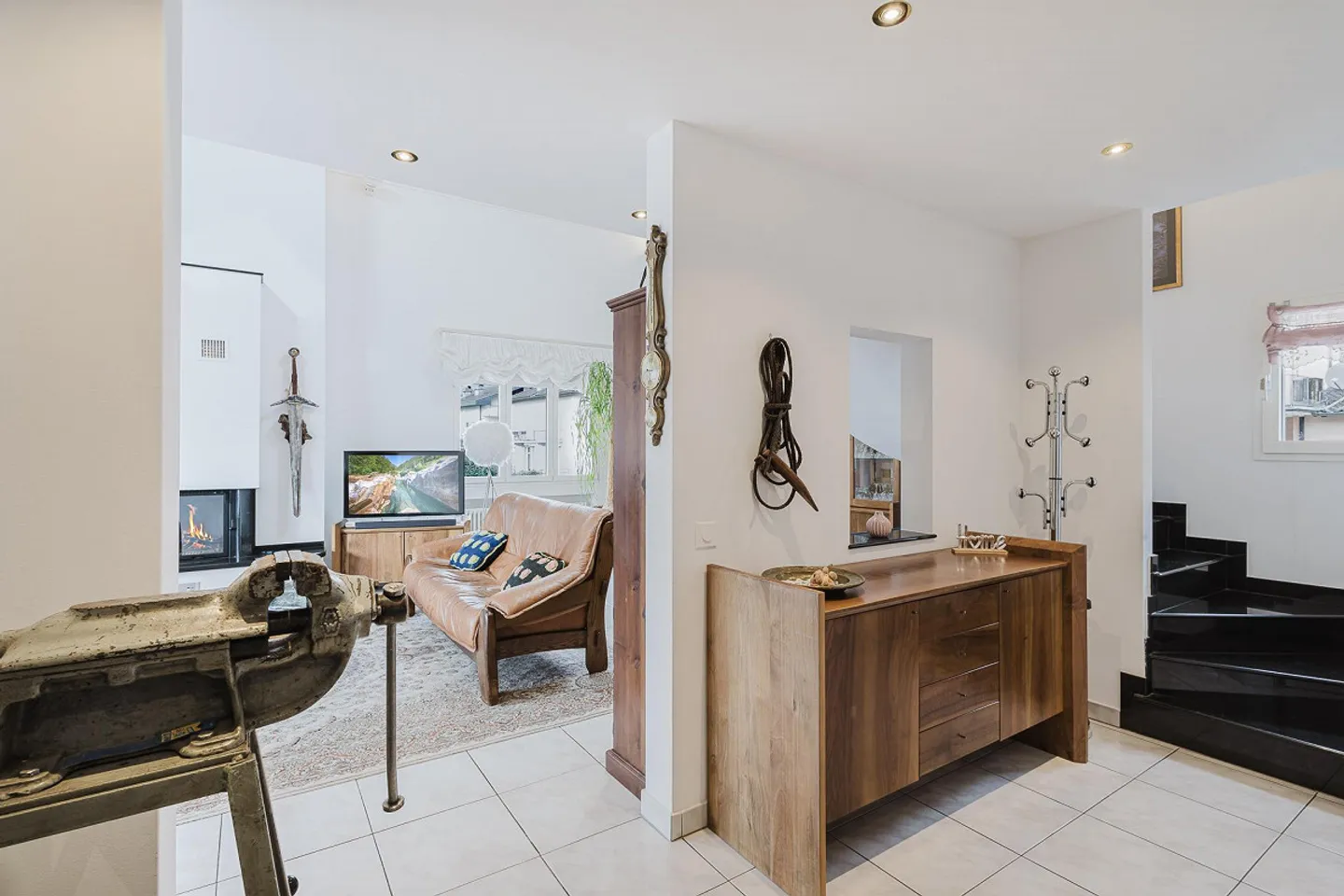 Charming Duplex Penthouse in Residential Area - Photo 5 of 15