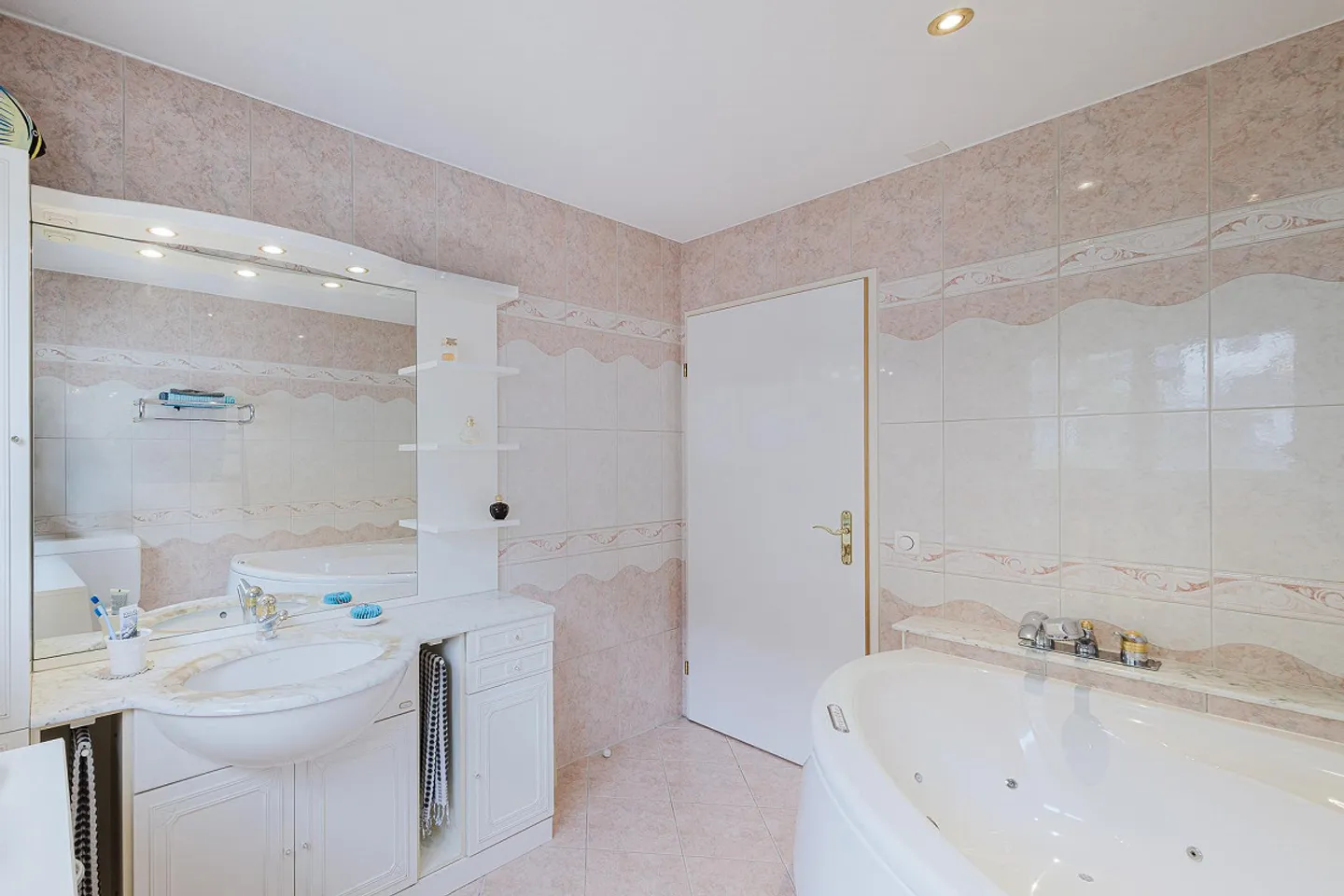 Charming Duplex Penthouse in Residential Area - Photo 8 of 15