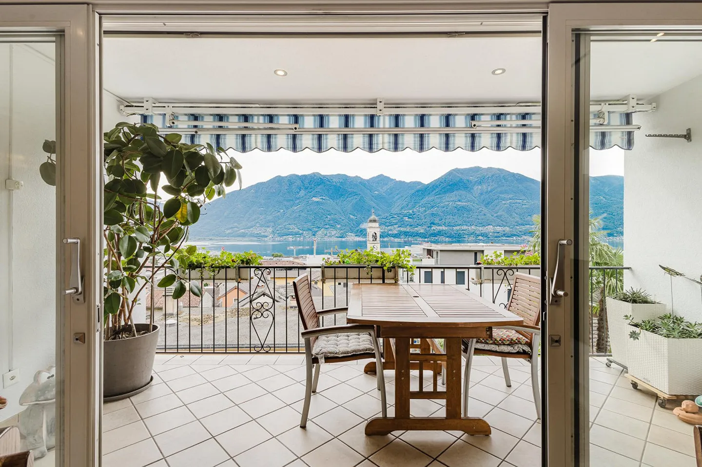 Charming Duplex Penthouse in Residential Area - Photo 9 of 15